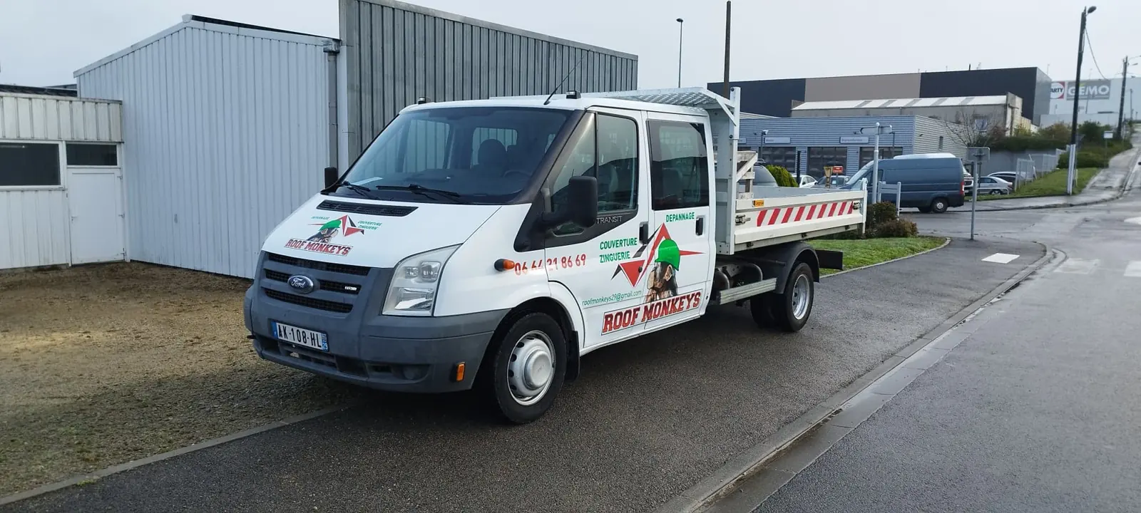 Camion Roof Monkeys garé devant l'atelier