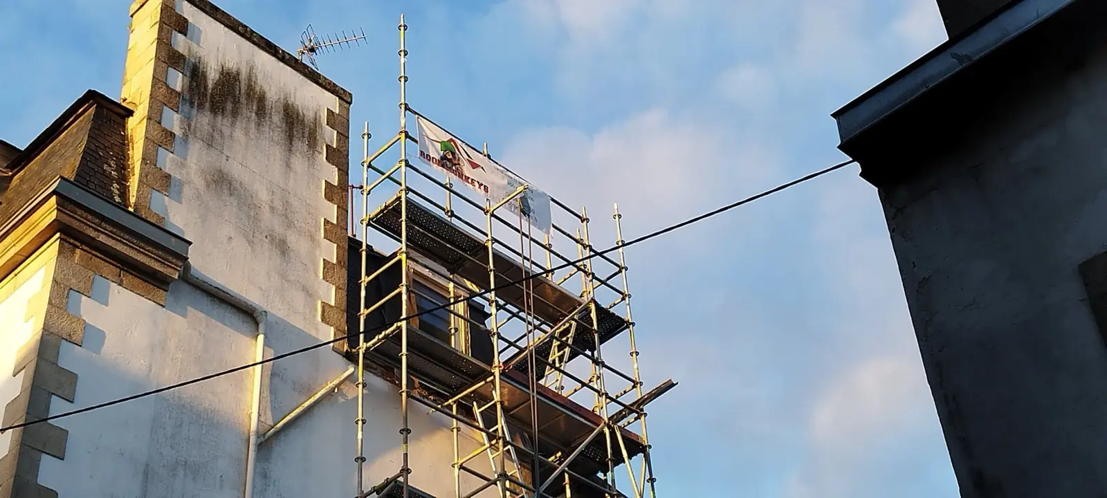 Échafaudage monté le long d’un bâtiment