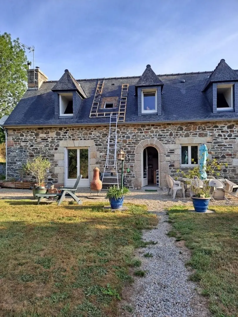 Maison en pierre et ardoise : chantier de toiture