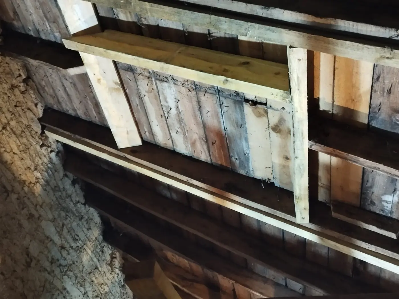 Charpente en bois vue de l’intérieur des combles