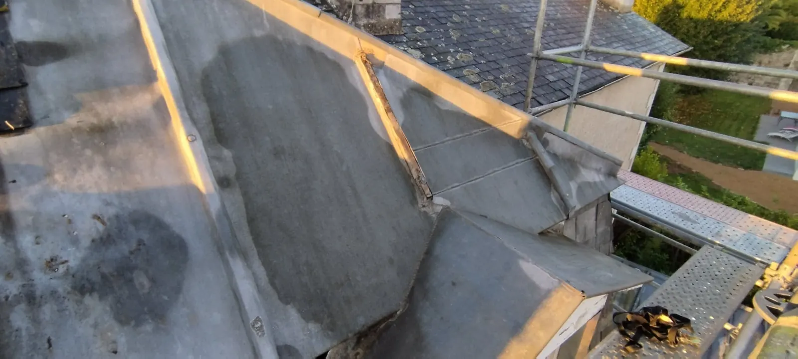 Toiture avec traces et joints à inspecter