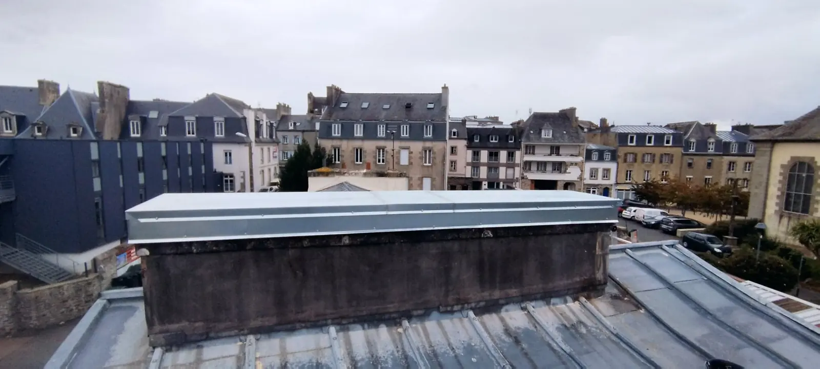 Travaux de zinc sur une toiture en centre-ville